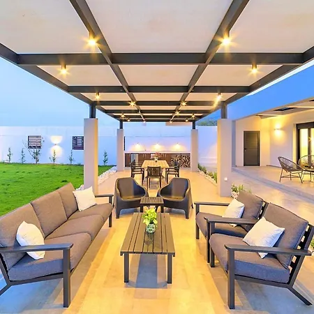 Villa Solaris Heated Pool & Jacuzzi