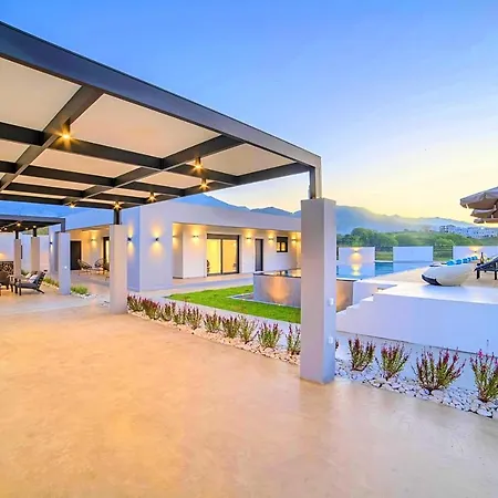 Villa Solaris Heated Pool & Jacuzzi *