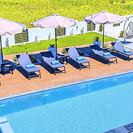 Solaris Heated Pool & Jacuzzi Villa *