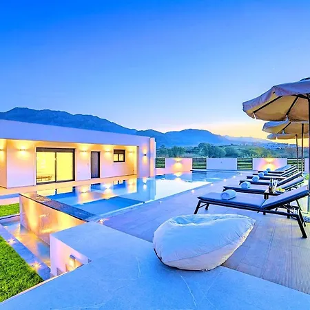 Villa Solaris Heated Pool & Jacuzzi *