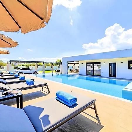 Solaris Heated Pool & Jacuzzi Villa *